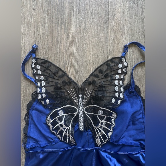 Elegant Blue Satin Nightgown with Lace Detail - Picture 5 of 5